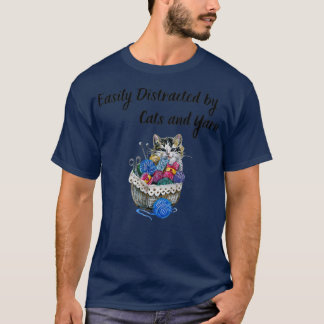 Leicht von Katzen und Garnen abgelenkt T-Shirt