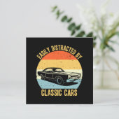 Leicht von klassischen Autos abgelenkt (Stehend Vorderseite)