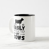 Leicht von Kühen abgelenkt Zweifarbige Tasse (Vorderseite Links)