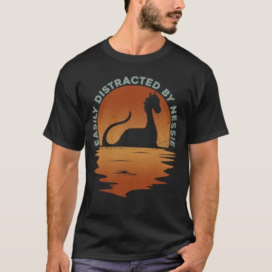 Leicht von Nessie entfernt - Nessie Loch Ness T-Shirt (Vorderseite)