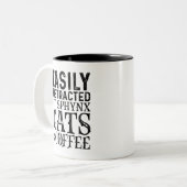 Leicht von Sphynxkatzen und Kaffee abgelenkt Zweifarbige Tasse (Vorderseite Links)