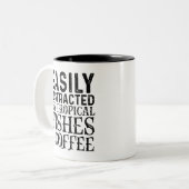 Leicht von tropischen Fischen und Kaffee abgelenkt Zweifarbige Tasse (Vorderseite Links)