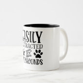 Leicht von Windhunden abgelenkt Zweifarbige Tasse (VorderseiteRechts)