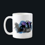 Leichtathletik-Tasse Kaffeetasse<br><div class="desc">Tasse mit Silhouetten der Athleten,  die über Grungehintergrund laufen,  springen und werfen</div>