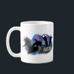Leichtathletik-Tasse Kaffeetasse<br><div class="desc">Tasse mit Silhouetten der Athleten,  die über Grungehintergrund laufen,  springen und werfen</div>