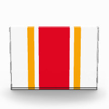 Leichtathletische, hellgelbe Radstreifen auf weiße