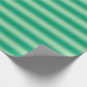 Leichte bis dunkelgrüne, glänzende weiche Streifen Geschenkpapier (Ecke)