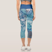 Leichte Blüte, Weiß und Grau Capri Leggings (Rückseite)