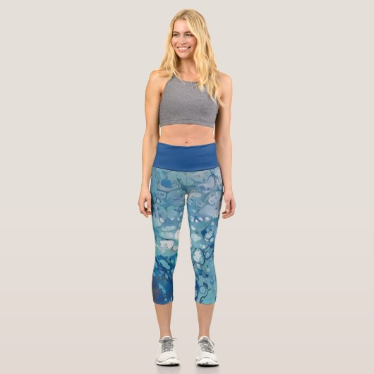 Leichte Blüte, Weiß und Grau Capri Leggings (Vorderseite)