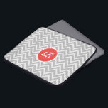 Leichte graue Zickzack Muster Textur Monogramm Laptopschutzhülle<br><div class="desc">Elegantes,  hellgraues und weißes Retro-Zickzack geometrisches nahtloses Muster mit Leinenstruktur und anpassbarem,  optionalem Monogramm. Touch orange-rot.</div>