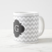 Leichte grauweiße Zickzack-schwarze Quatrefolienmo Jumbo-Tasse (Vorderseite Rechts)