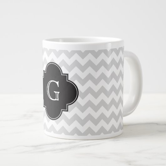 Leichte grauweiße Zickzack-schwarze Quatrefolienmo Jumbo-Tasse (Vorderseite Rechts)