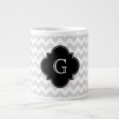 Leichte grauweiße Zickzack-schwarze Quatrefolienmo Jumbo-Tasse (Vorderseite)