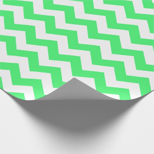 Leichte grüne und weiße große Zickzack Umschlagpap Geschenkpapier (Ecke)