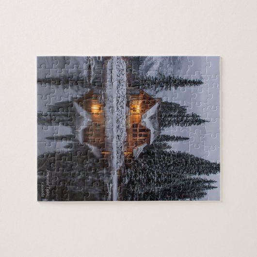 Leichte Holzhäuser Pinienbäume Schnee See Puzzle (Horizontal)