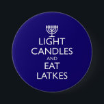 LEICHTE KANDER UND ESSEN LETTEN BUTTON<br><div class="desc">Spaß für Chanukah. LEICHTE KANDER UND ESSEN LATKES mit einer Menorah. Design basierend auf der britischen Moral von 1939.</div>