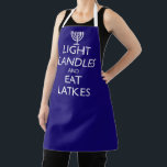 LEICHTE KANDER UND ESSEN LETTEN SCHÜRZE<br><div class="desc">Spaß für Chanukah. LEICHTE KANDER UND ESSEN LATKES mit einer Menorah. Design basierend auf der britischen Moral von 1939.</div>