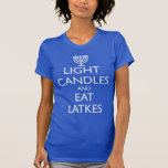 LEICHTE KANDER UND ESSEN LETTEN T-Shirt<br><div class="desc">Spaß für Chanukah. LEICHTE KANDER UND ESSEN LATKES mit einer Menorah. Design basierend auf der britischen Moral von 1939.</div>