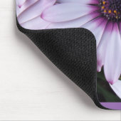 Leichte Lila Petalen mit Lila Hintergrund Mousepad (Ecke)