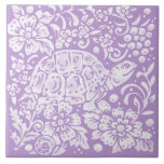 Leichte Lila Schildkrötenschnecke Flora Natur Fliese<br><div class="desc">Eine niedliche Schildkröte und eine Schnecke bewohnen eine Waldlandschaft. Große stilisierte Blume, Blätter und Beeren schaffen ein zeitloses Blumendesign. Die helle lila Wisteria-Farbe ist eine wunderschöne Pastellfarbe. Weitere passende Waldtiere und Blumenmotive sind in dieser Sammlung enthalten. Nutzen Sie als Küche oder Bad Trivet oder Dekoration Akzent, sogar einen ganzen Backsplash!...</div>