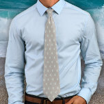 Leichte Taupe Sand Dollar Gemusterte Grooms Krawat Krawatte<br><div class="desc">Sand Dollar gemusterte Krawatte in hellen Taupe Farbe. Weiße Sand Dollars machen ein kleines Muster auf einem grau-braunen Farbe, und ist perfekt für einen Strand Hochzeitsgarten und / oder seine Trauzeuge. Das Design ist subtil und direkt am Strand, mit einer neutralen Palette, die zu jedem Thema einer tropischen Hochzeit oder...</div>