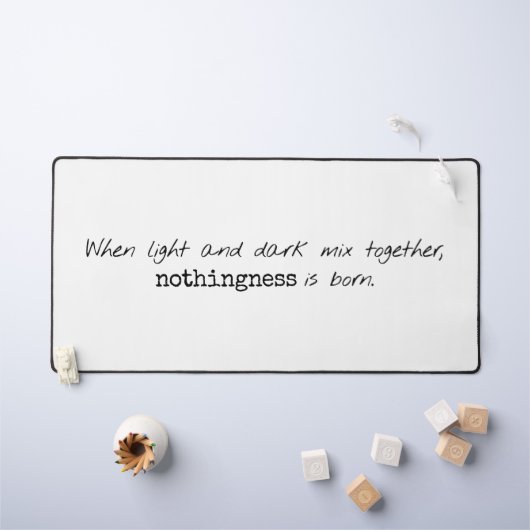 Leichte und dunkle Schreibtischmatte (Kindertisch)