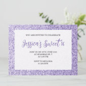 Leichte violette Glitzern Sweet 16 elegante Schrif Einladung (Stehend Vorderseite)