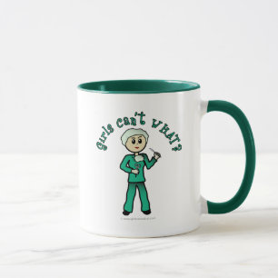Leichter weiblicher Chirurg, grüne Scheiben Tasse