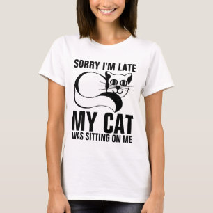 LEID, ICH BIN VERSPÄTET, ALS MEINE KATZE AUF MICH T-Shirt