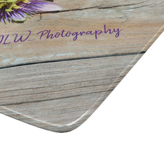 Leidenschaft Blume auf rustikalem Wetterglas Schneidebrett (Ecke)