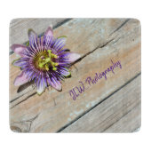 Leidenschaft Blume auf rustikalem Wetterglas Schneidebrett (Vorderseite)