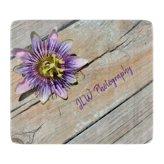 Leidenschaft Blume auf rustikalem Wetterglas Schneidebrett (Vorderseite)