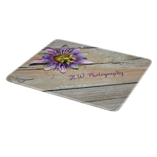 Leidenschaft Blume auf rustikalem Wetterglas Schneidebrett (Ecke)