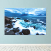 Leinwand - Meereswellen, die an der felsigen Küste (Insitu (Holzboden))