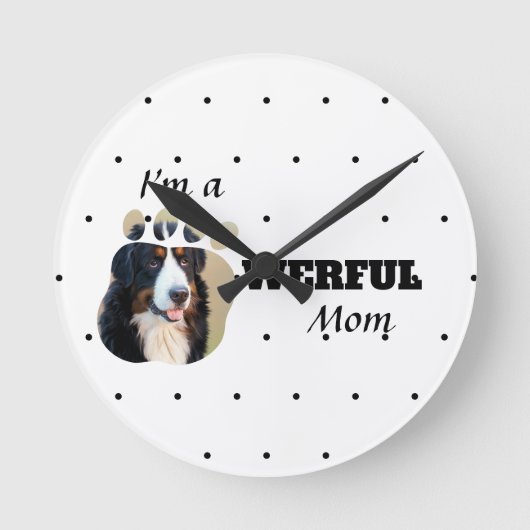 Leistungsstarke Cat/Hund-Mama-Textpaws fügen dem F Runde Wanduhr (Vorderseite)