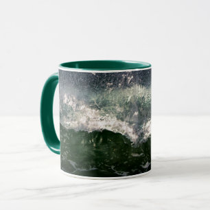 Leistungsstarke Ozeanwelle bricht Strandbecher Tasse