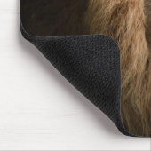 Leistungsstarkes Löwenportrait mit dunklem Hinterg Mousepad (Ecke)