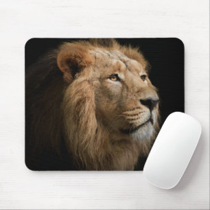 Leistungsstarkes Löwenportrait mit dunklem Hinterg Mousepad