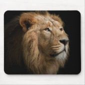 Leistungsstarkes Löwenportrait mit dunklem Hinterg Mousepad (Vorne)