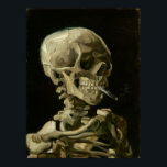 Leiter von Skeleton bei Zigarette von Van Gogh Poster<br><div class="desc">Leiter eines Skeletts mit brennender Zigarette von Vincent Van Gogh, Öl auf der Leinwand 1886, ist eine bemalte Ölstudie eines menschlichen Schädels und oberen Skeletts, in den Mund, in den der Künstler eine brennende Zigarette, die eine Wirkung, die makabre und humorvoll. Wahrscheinlich bemalt, während Van Gogh Anfang des Jahres in...</div>