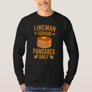 Leitungsmann serviert täglich Pfannkuchen Football T-Shirt