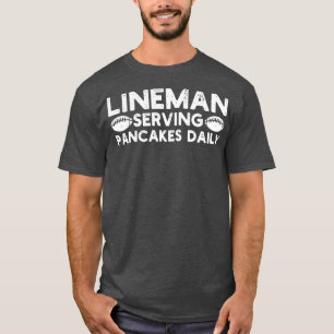 Leitungsmann serviert täglich Pfannkuchen T-Shirt