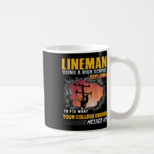 Leitungsmonteur verwendet ein High-School-Diplom z Kaffeetasse