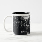 Lektion mit Doktor Charcot beim Salpetriere Zweifarbige Tasse (Links)