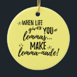 Lemma (Lemonade) Mathematics Linguistics Spaß Keramikornament<br><div class="desc">"Wenn das Leben dir Lemas gibt... Mach lemma-nade!" Dieser lustige Satz ist ein Wortgefecht in der sprichwörtlichen Phrase "Wenn das Leben dir Zitronen gibt,  mach Limonade." Die Wörter erscheinen in der schwarzen Typografie,  in einer Kombination aus gedruckten Schriftart und Skriptbürsten (Pinselstrich). Ein großartiges Geschenk für Mathematiker oder Linguisten!</div>