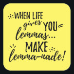 Lemma (Lemonade) Mathematics Linguistics Spaß Quadratischer Aufkleber<br><div class="desc">"Wenn das Leben dir Lemas gibt... Mach lemma-nade!" Dieser lustige Satz ist ein Wortgefecht in der sprichwörtlichen Phrase "Wenn das Leben dir Zitronen gibt,  mach Limonade." Die Wörter erscheinen in der schwarzen Typografie,  in einer Kombination aus gedruckten Schriftart und Skriptbürsten (Pinselstrich). Ein großartiges Geschenk für Mathematiker oder Linguisten!</div>