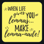Lemma (Lemonade) Mathematics Linguistics Spaß Quadratischer Aufkleber<br><div class="desc">"Wenn das Leben dir Lemas gibt... Mach lemma-nade!" Dieser lustige Satz ist ein Wortgefecht in der sprichwörtlichen Phrase "Wenn das Leben dir Zitronen gibt,  mach Limonade." Die Wörter erscheinen in der schwarzen Typografie,  in einer Kombination aus gedruckten Schriftart und Skriptbürsten (Pinselstrich). Ein großartiges Geschenk für Mathematiker oder Linguisten!</div>
