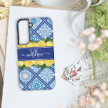 Lemon Blue Tile Samsung Galaxy Hülle<br><div class="desc">Stilvolle Zitronen und mediterrane blaue Fliesen Mit Monogramm Galaxy Case. Einzigartige und trendige Aquarelllemonen,  grüne Blätter auf blauem Kachelhintergrund mit einer eigenen monogrammalen Vorlage und eleganter Kalligraphie-Schriftzeichen-Vorlage. Diese hübsche grüne,  gelbe,  blaue und weiße botanische Galaxie s22-Handyabdeckung würde Mama,  Tochter,  Oma,  etc. zu einem nachdenklichen Geschenk machen.</div>