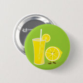 Lemon-Charakter stehend neben Limonade Button (Vorne & Hinten)
