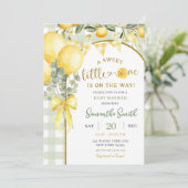 Lemon Gingham baby shower invitation Einladung (Stehend Vorderseite)
